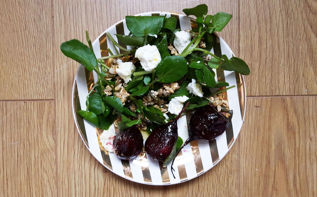 Salad Betys Bach gyda Granola Sawrus  a Chaws Gafr
