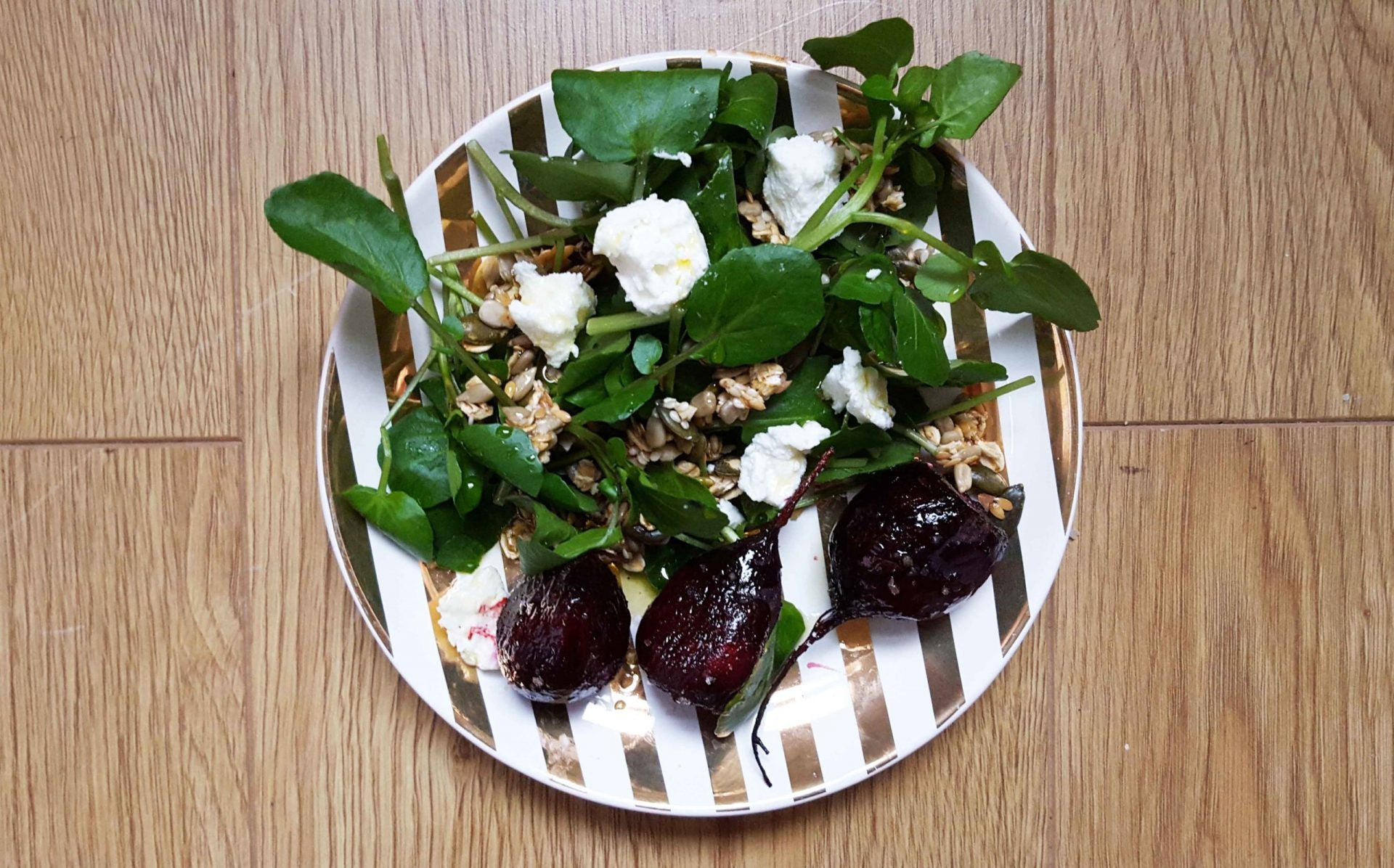 Salad Betys Bach gyda Granola Sawrus  a Chaws Gafr