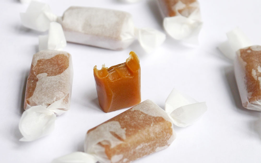 Panad gyda ... Brenhines Caramel Hallt, Chloe Timms