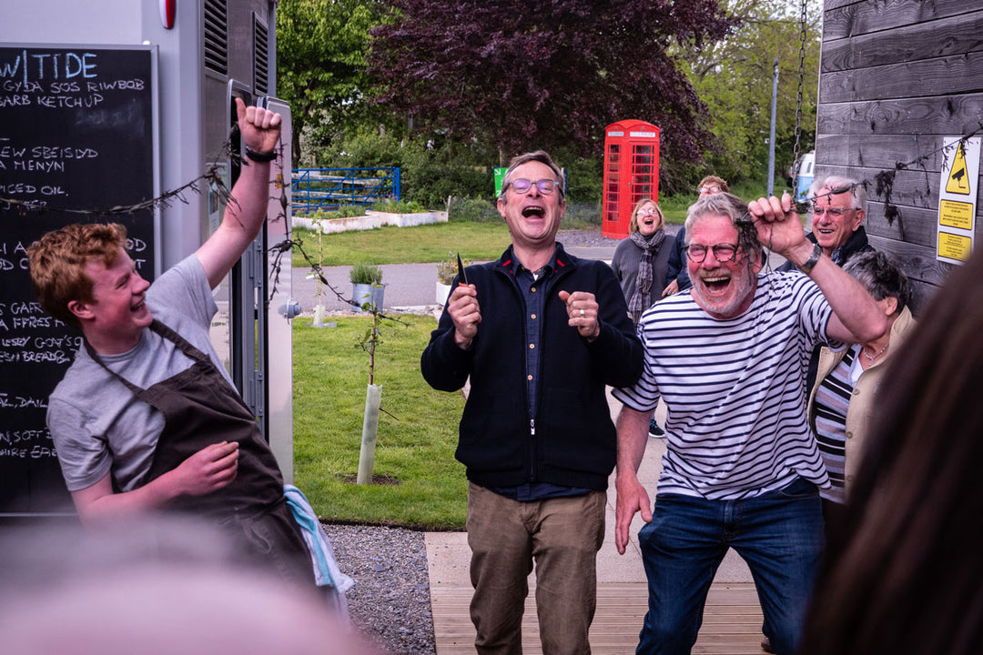 Yn gynharach yn y mis, daeth yr awdur ac ymgyrchydd River Cottage Hugh Fearnley-Whittingstall, i Dŷ Halen i agor ein caffi awyr agored newydd, LLanw