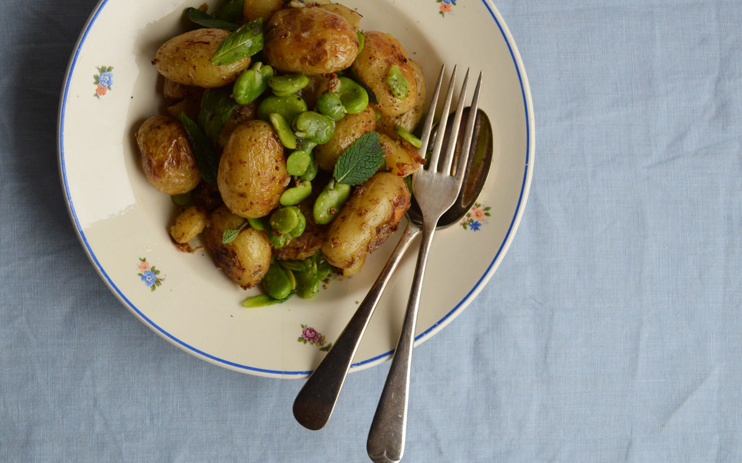Tatws Sir Benfro cynnar gyda Ffa, Mwstard a Halen Seleri