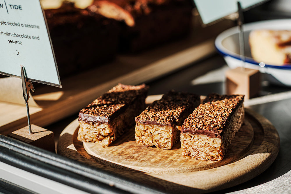 Bariau Tide: Fflapjacs Sesame wedi'i Dostio + Halen Môr