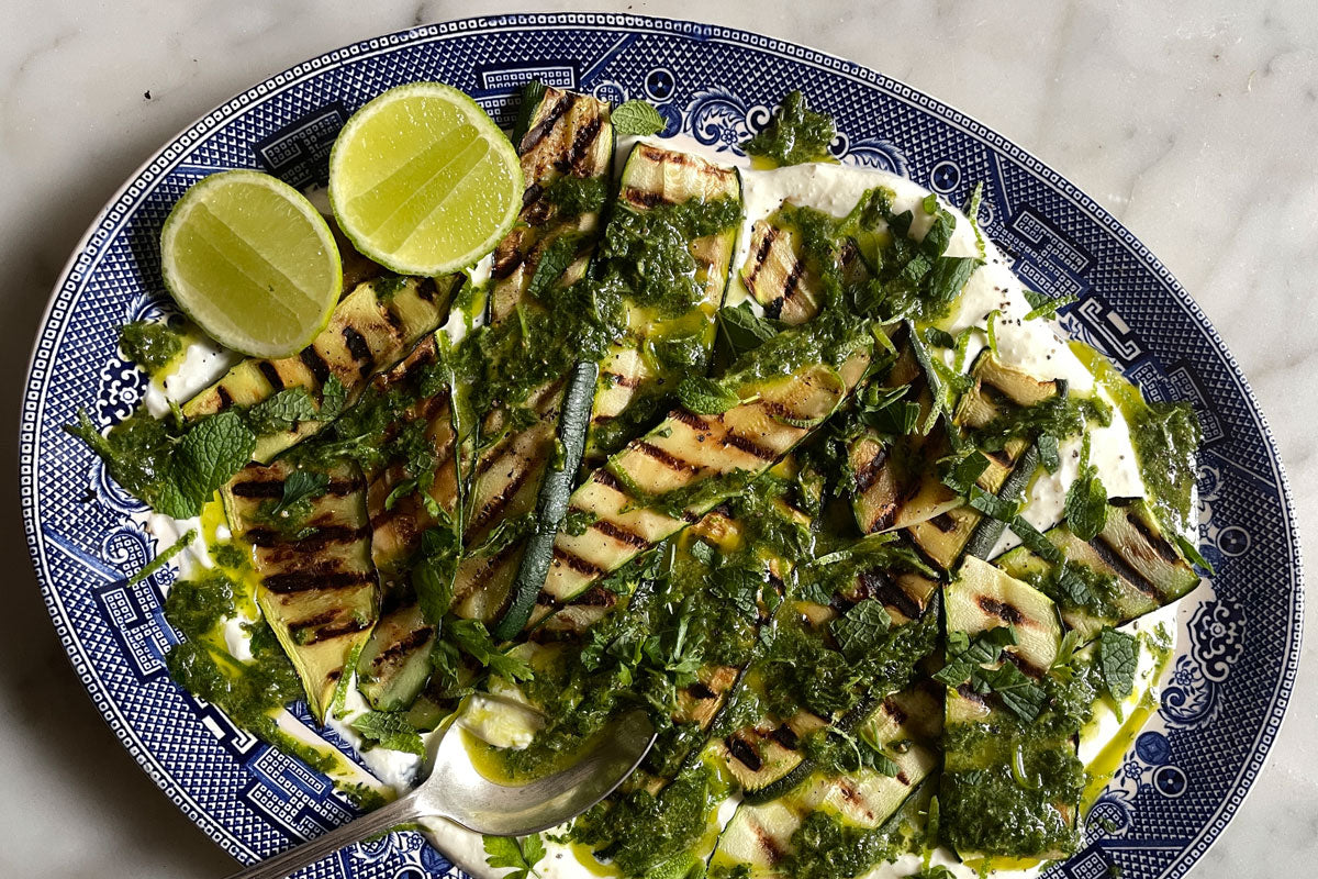 Corbwmpenni wedi’u golosgi, feta chwip a siytni coriander