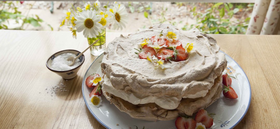 Salted caramel pavlova