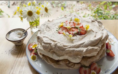 Salted caramel pavlova