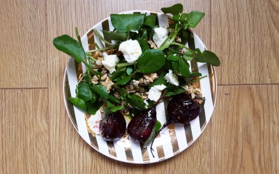 Salad Betys Bach gyda Granola Sawrus  a Chaws Gafr