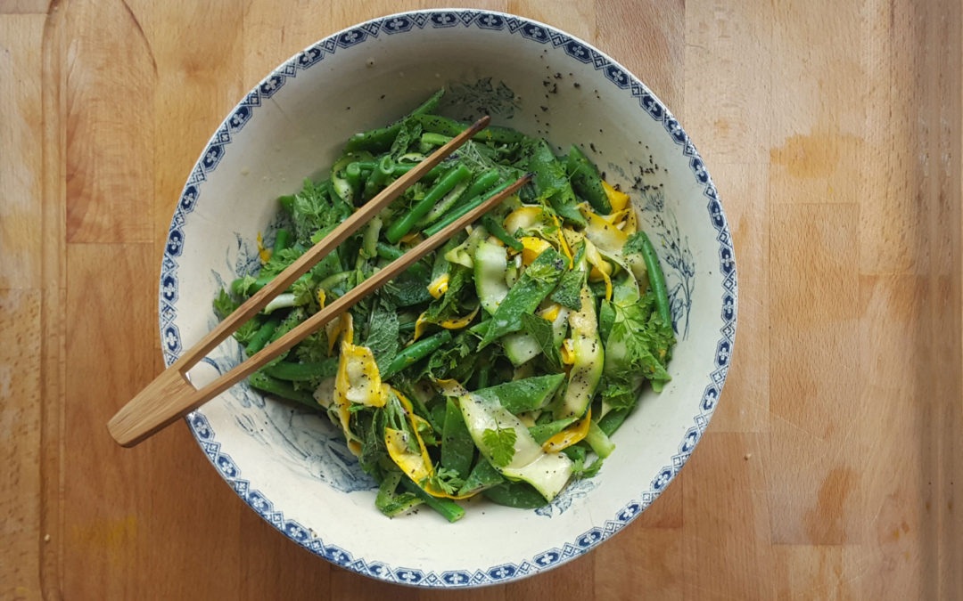Salad Courgette a Ffa Gwyrdd gyda Halen Môn Garlleg Rhost
